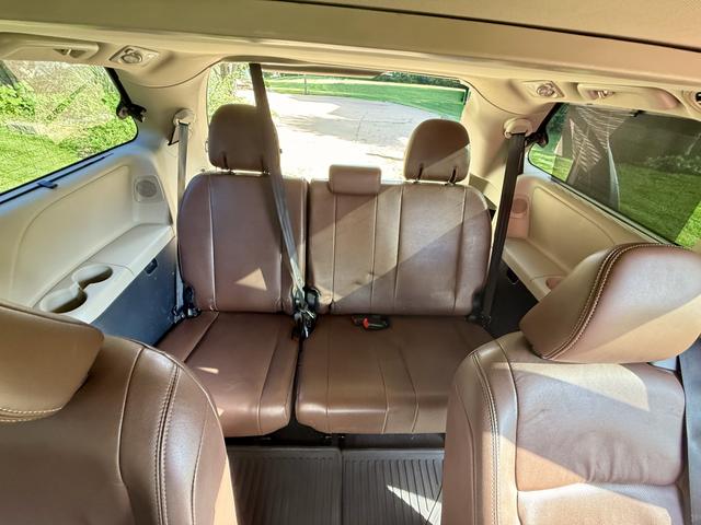 Photo of 2015 Black Toyota Sienna