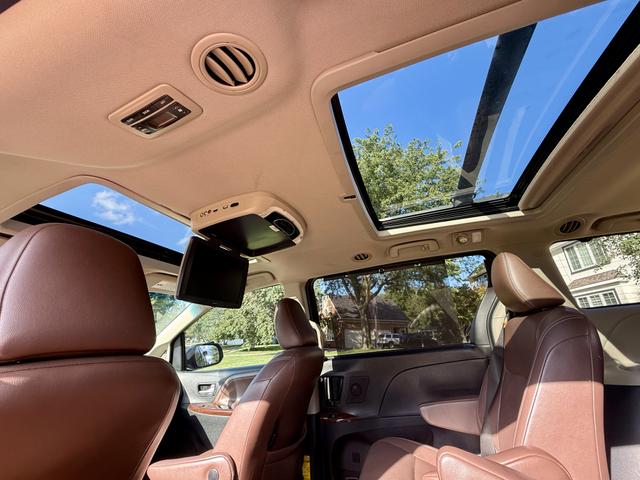 Photo of 2015 Black Toyota Sienna
