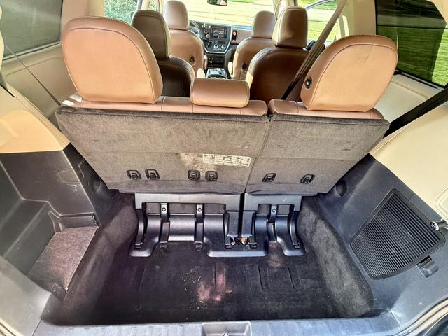 Photo of 2015 Black Toyota Sienna