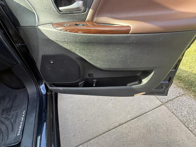 Photo of 2015 Black Toyota Sienna