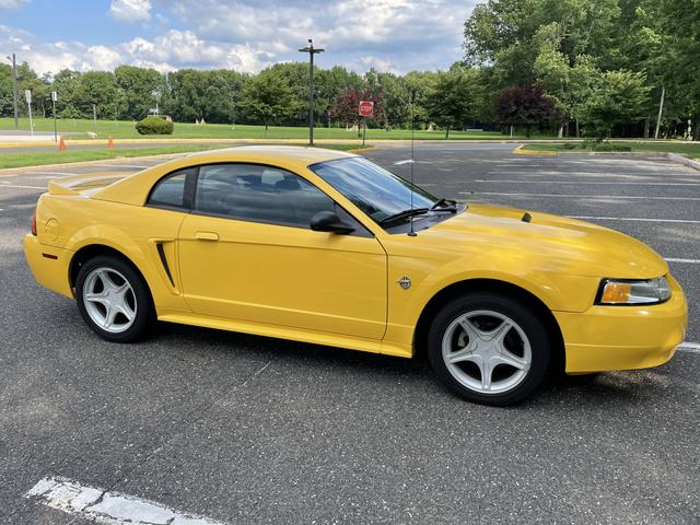 Photo of 1999 Yellow Ford Mustang