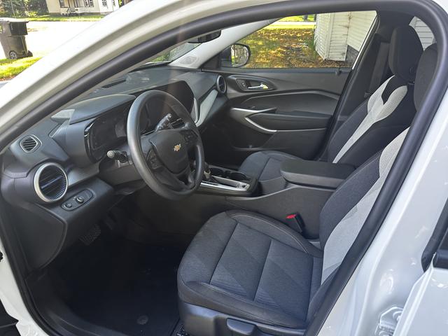 Photo of 2024 White Chevrolet Trax