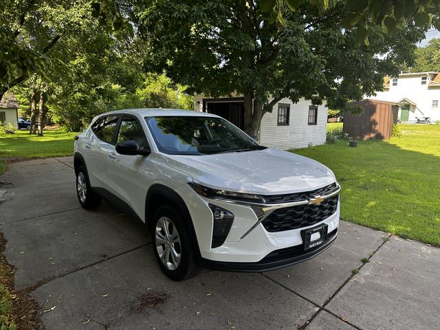Photo of 2024 White Chevrolet Trax