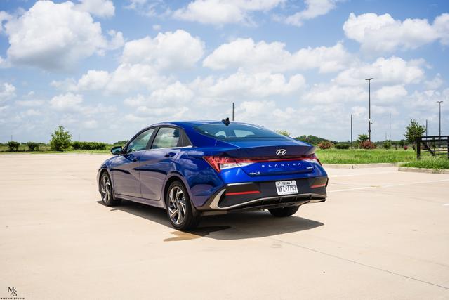 Photo of 2025 Blue Hyundai ELANTRA
