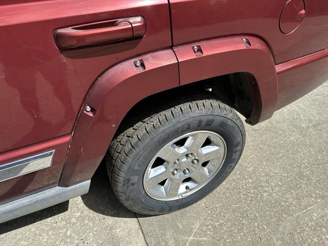 Photo of 2007 Red Jeep Commander