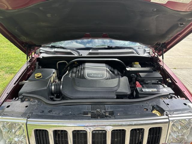 Photo of 2007 Red Jeep Commander
