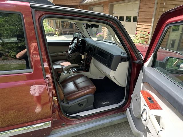 Photo of 2007 Red Jeep Commander