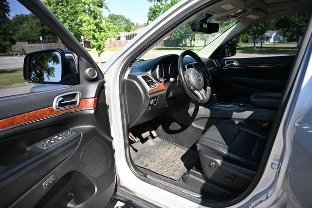 Photo of 2012 Silver Jeep Grand Cherokee