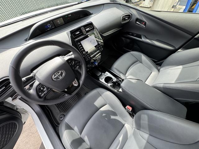 Photo of 2022 White Toyota Prius