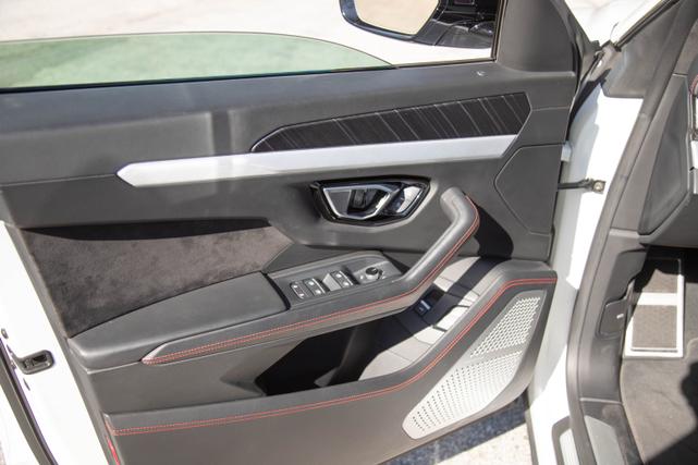 Photo of 2021 White Lamborghini Urus