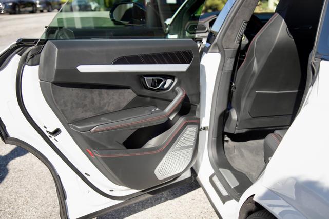 Photo of 2021 White Lamborghini Urus