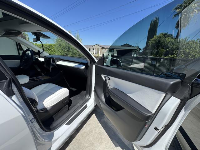 Photo of 2022 White Tesla Model Y