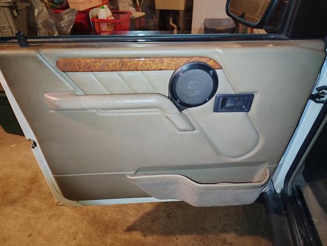 Photo of 1998 White Land Rover Discovery
