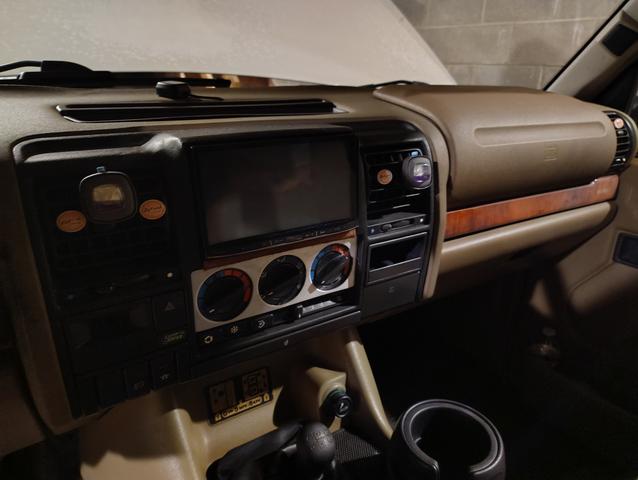 Photo of 1998 White Land Rover Discovery