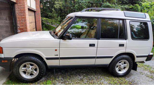 Photo of 1998 White Land Rover Discovery