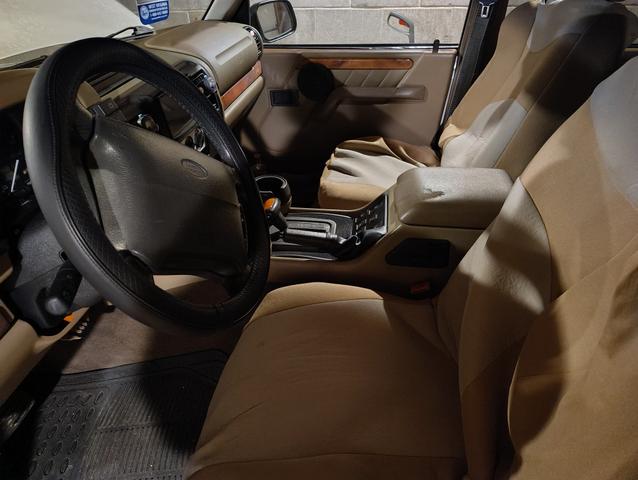 Photo of 1998 White Land Rover Discovery