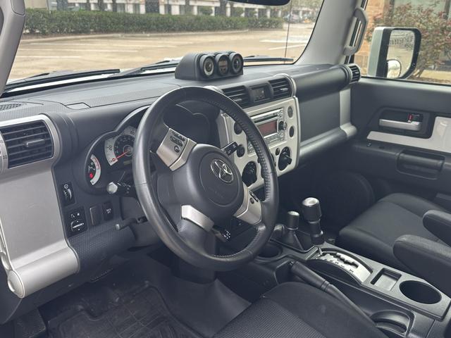 Photo of 2014 White Toyota FJ Cruiser
