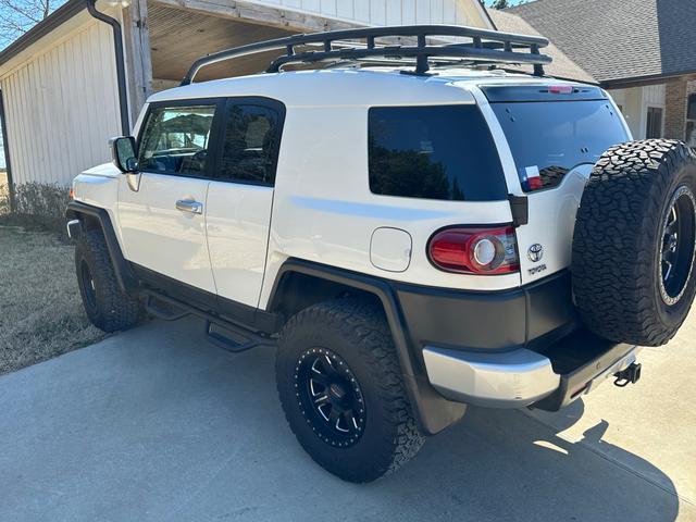 Photo of 2014 White Toyota FJ Cruiser