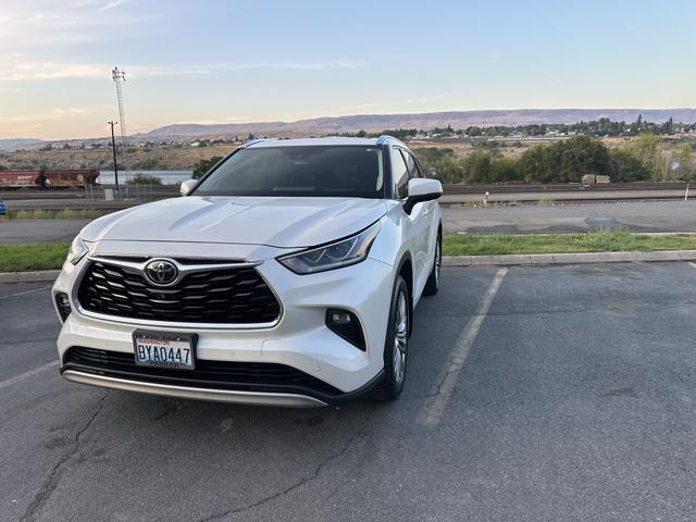 Photo of 2021 White Toyota Highlander
