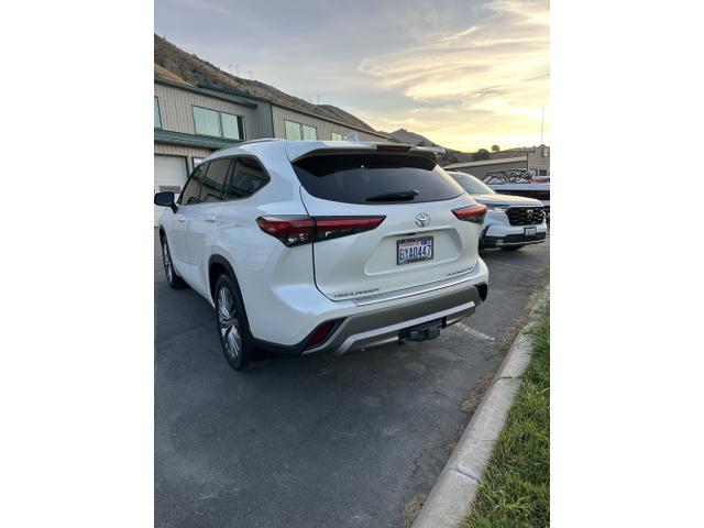 Photo of 2021 White Toyota Highlander