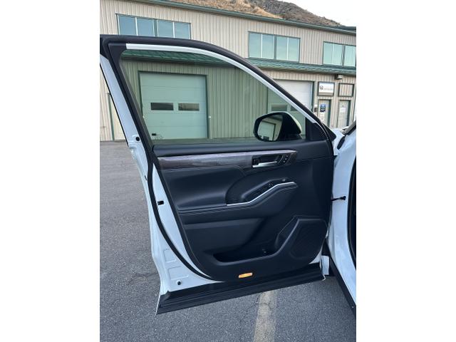 Photo of 2021 White Toyota Highlander