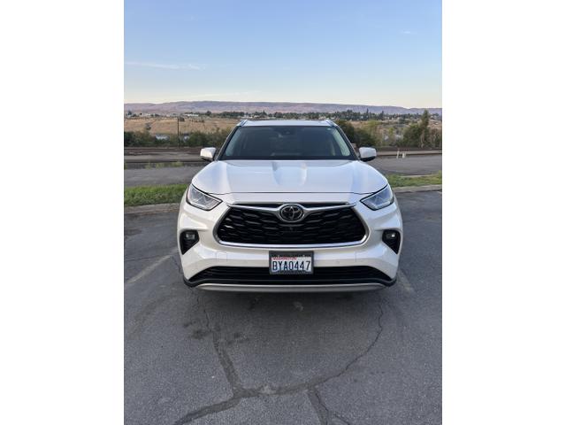 Photo of 2021 White Toyota Highlander