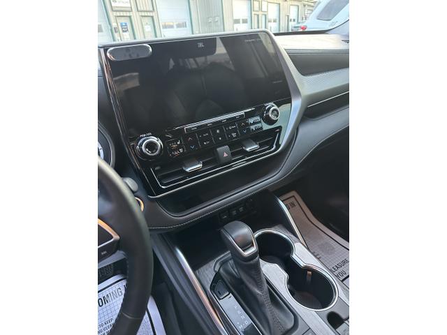 Photo of 2021 White Toyota Highlander