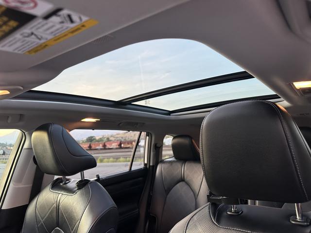 Photo of 2021 White Toyota Highlander