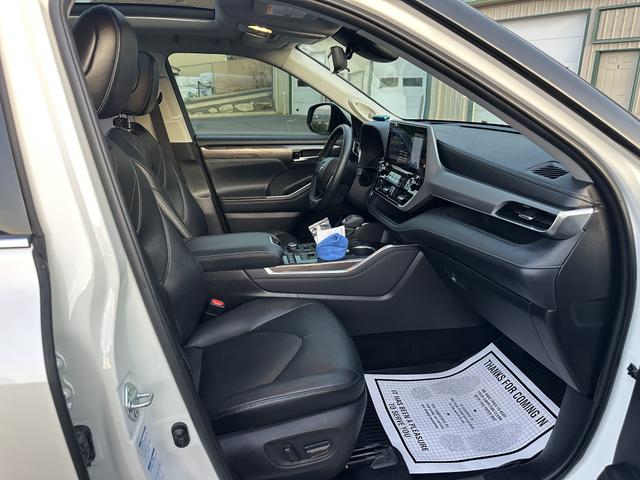 Photo of 2021 White Toyota Highlander
