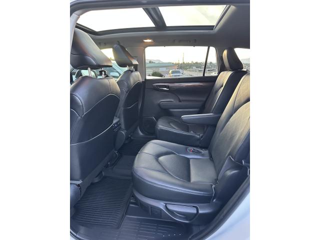 Photo of 2021 White Toyota Highlander