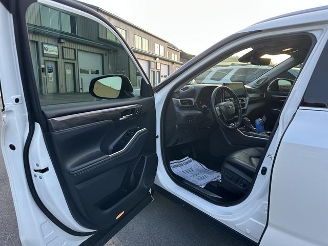 Photo of 2021 White Toyota Highlander
