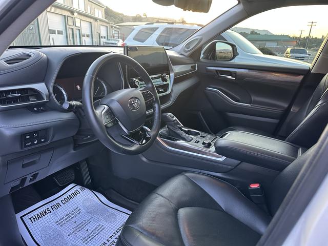 Photo of 2021 White Toyota Highlander