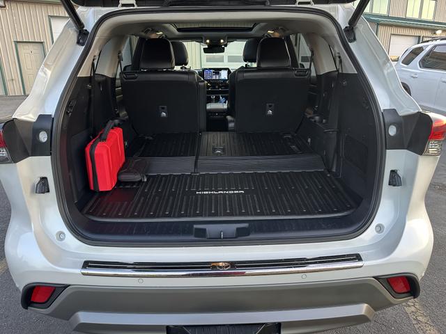 Photo of 2021 White Toyota Highlander