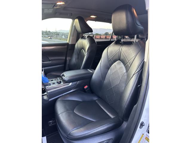 Photo of 2021 White Toyota Highlander