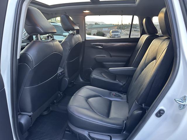 Photo of 2021 White Toyota Highlander