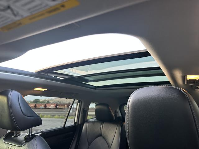 Photo of 2021 White Toyota Highlander