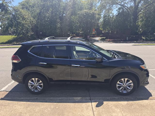 Photo of 2016 Black Nissan Rogue
