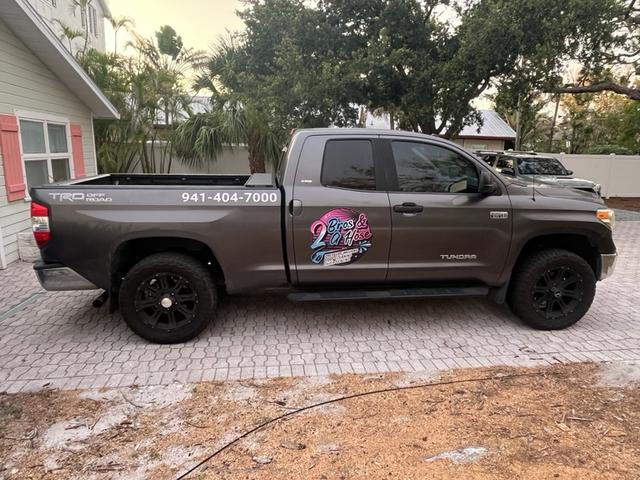 Photo of 2015 Gray Toyota Tundra