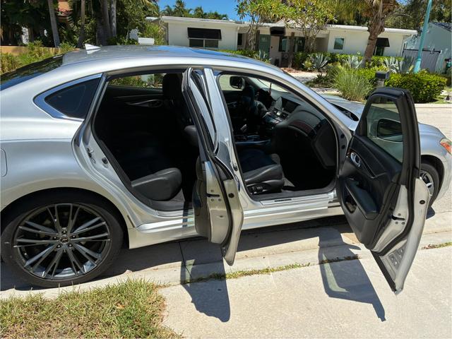 Photo of 2012 Silver INFINITI M37