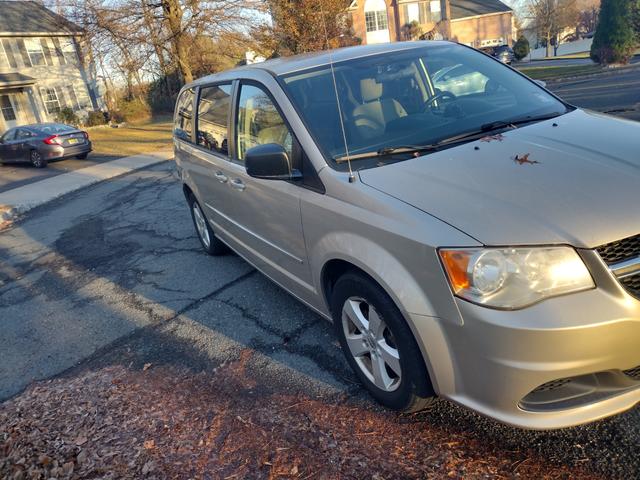 Photo of 2014 Gold Dodge Grand Caravan