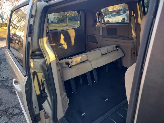 Photo of 2014 Gold Dodge Grand Caravan