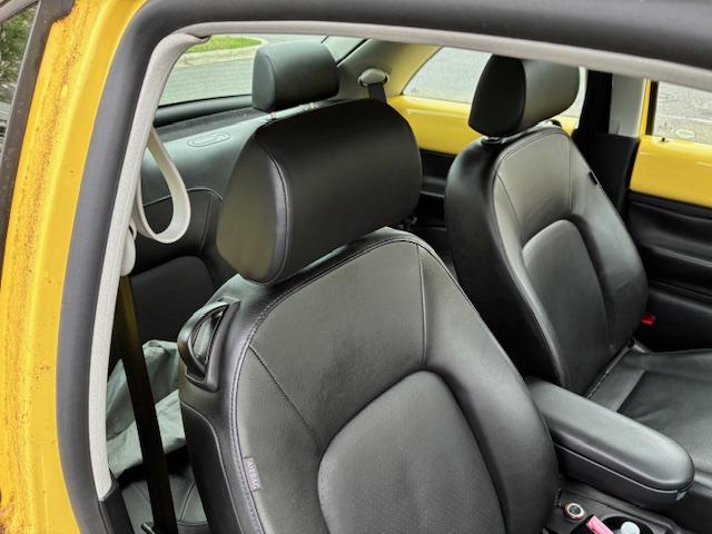 Photo of 2008 Yellow Volkswagen New Beetle