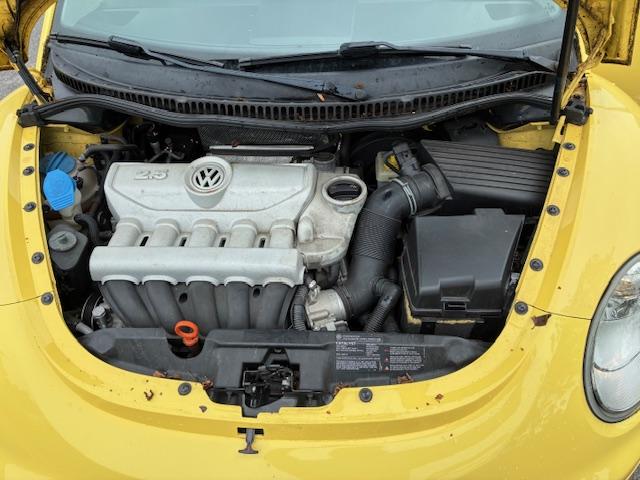 Photo of 2008 Yellow Volkswagen New Beetle
