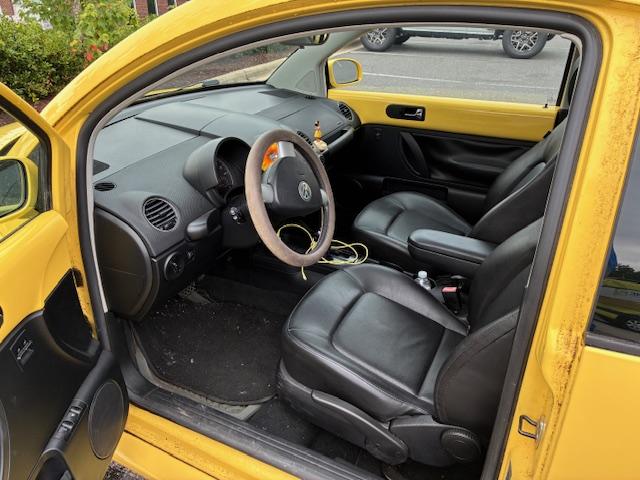 Photo of 2008 Yellow Volkswagen New Beetle