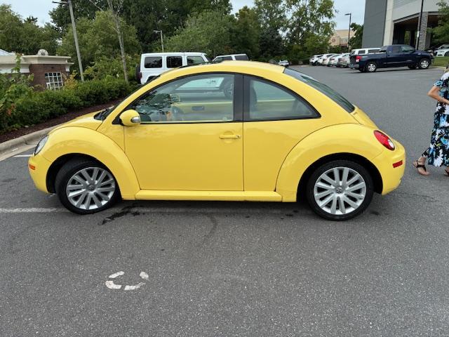 Photo of 2008 Yellow Volkswagen New Beetle