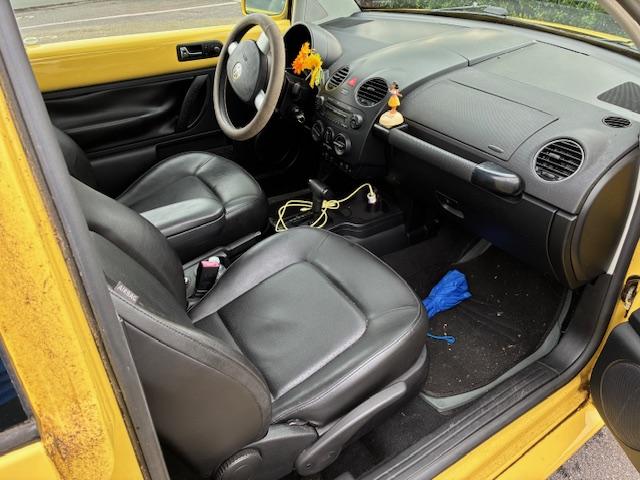 Photo of 2008 Yellow Volkswagen New Beetle