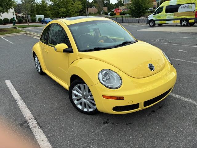 Photo of 2008 Yellow Volkswagen New Beetle