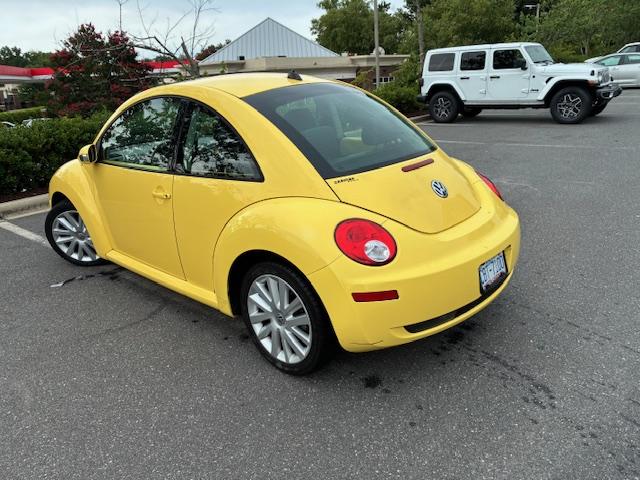 Photo of 2008 Yellow Volkswagen New Beetle