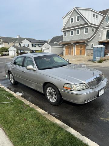 Photo of 2009 Silver Lincoln Town Car