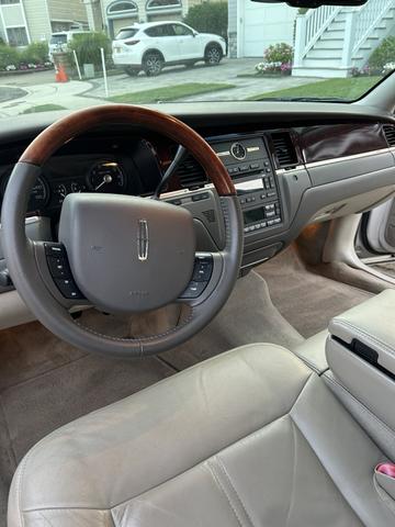 Photo of 2009 Silver Lincoln Town Car